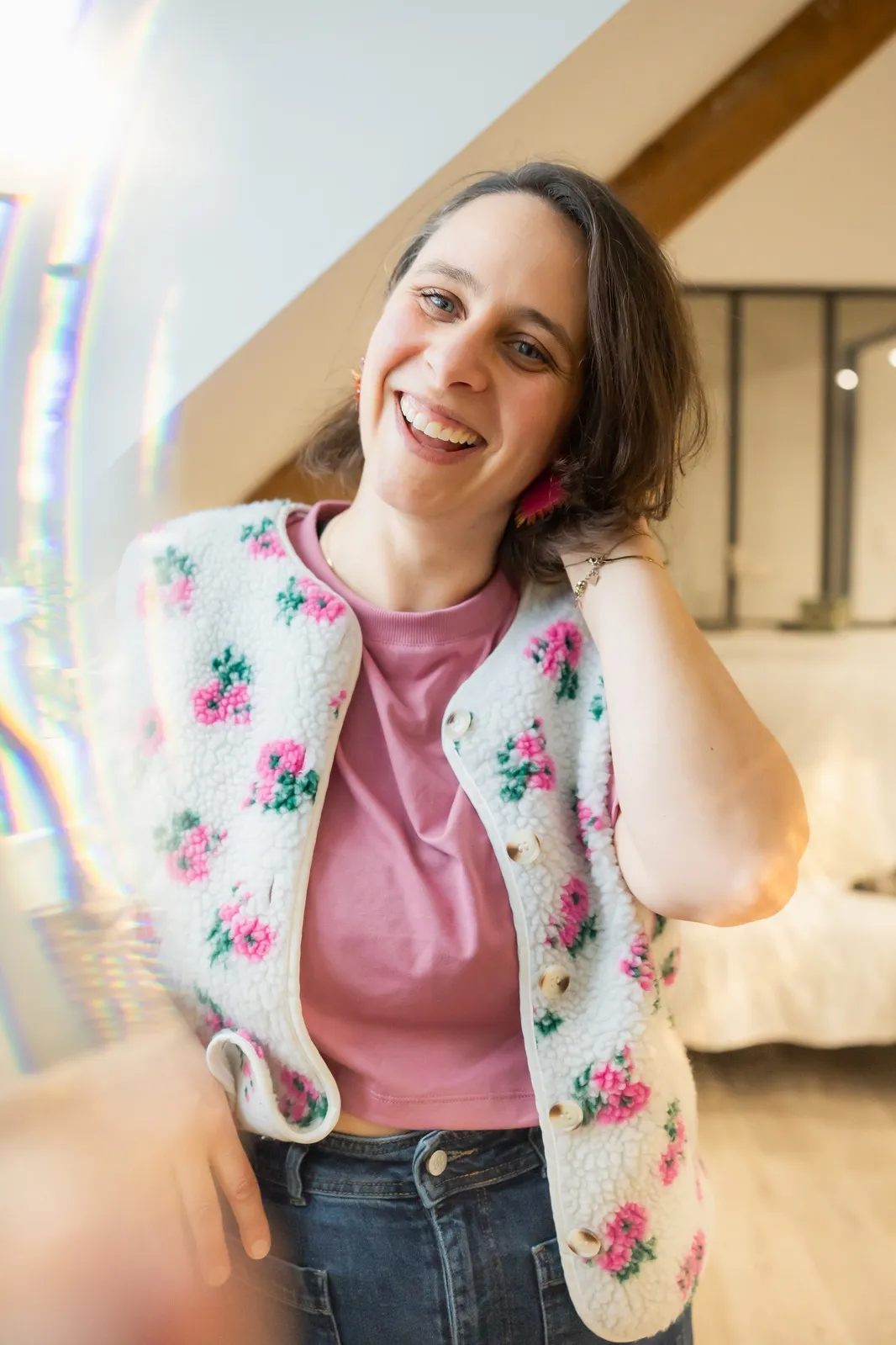 Portrait professionnel d'une femme souriante en lumière naturelle