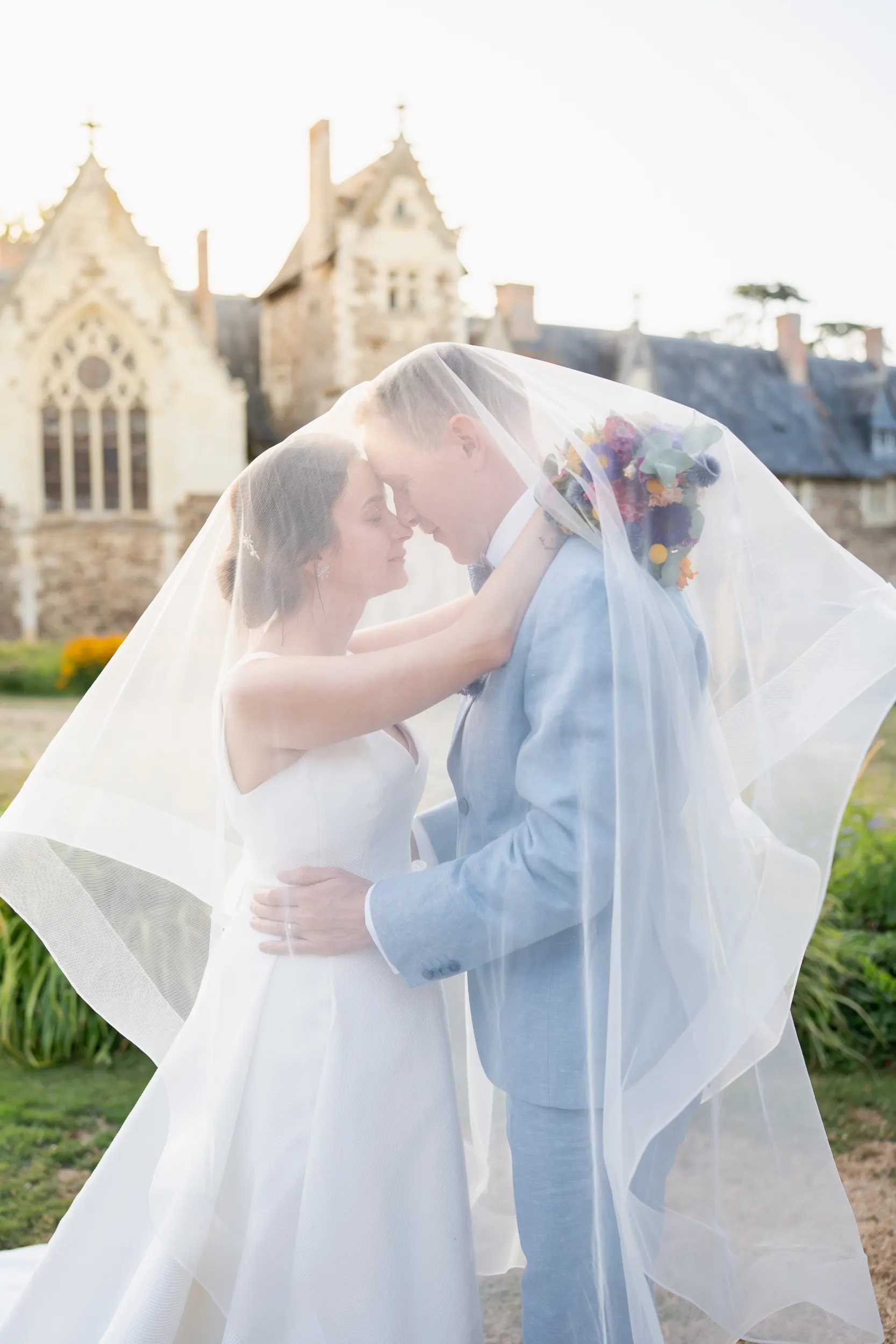 Photo de couple sous le voile de la mariée 