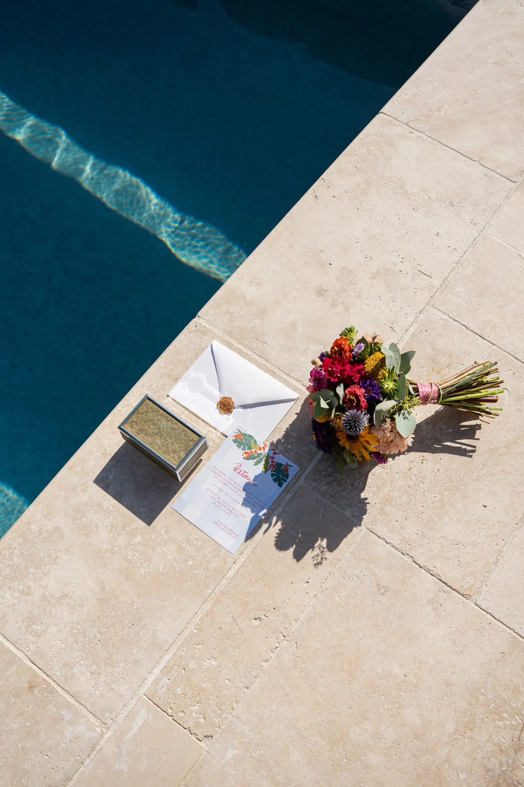Détails au bord de la piscine 