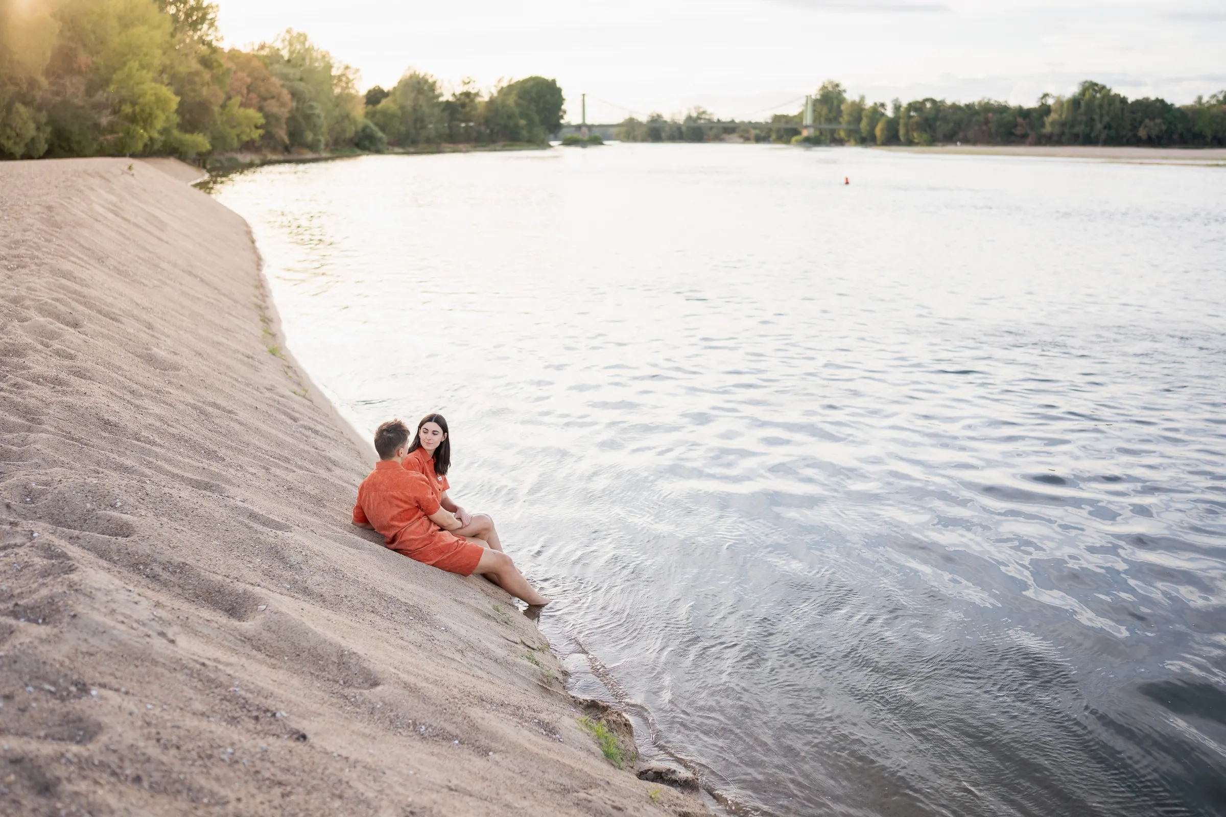 Un moment à deux au bord de l’eau.