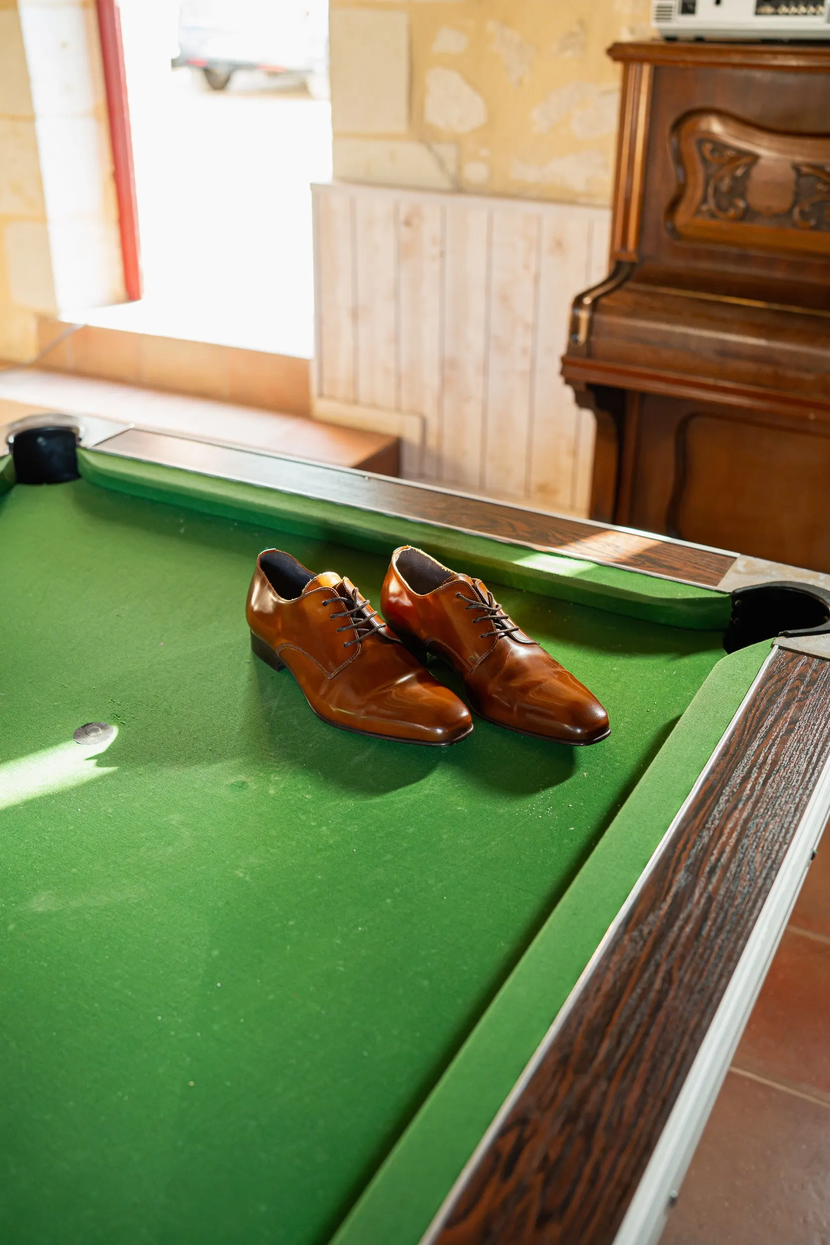 Les chaussures du marié lors des préparatifs 