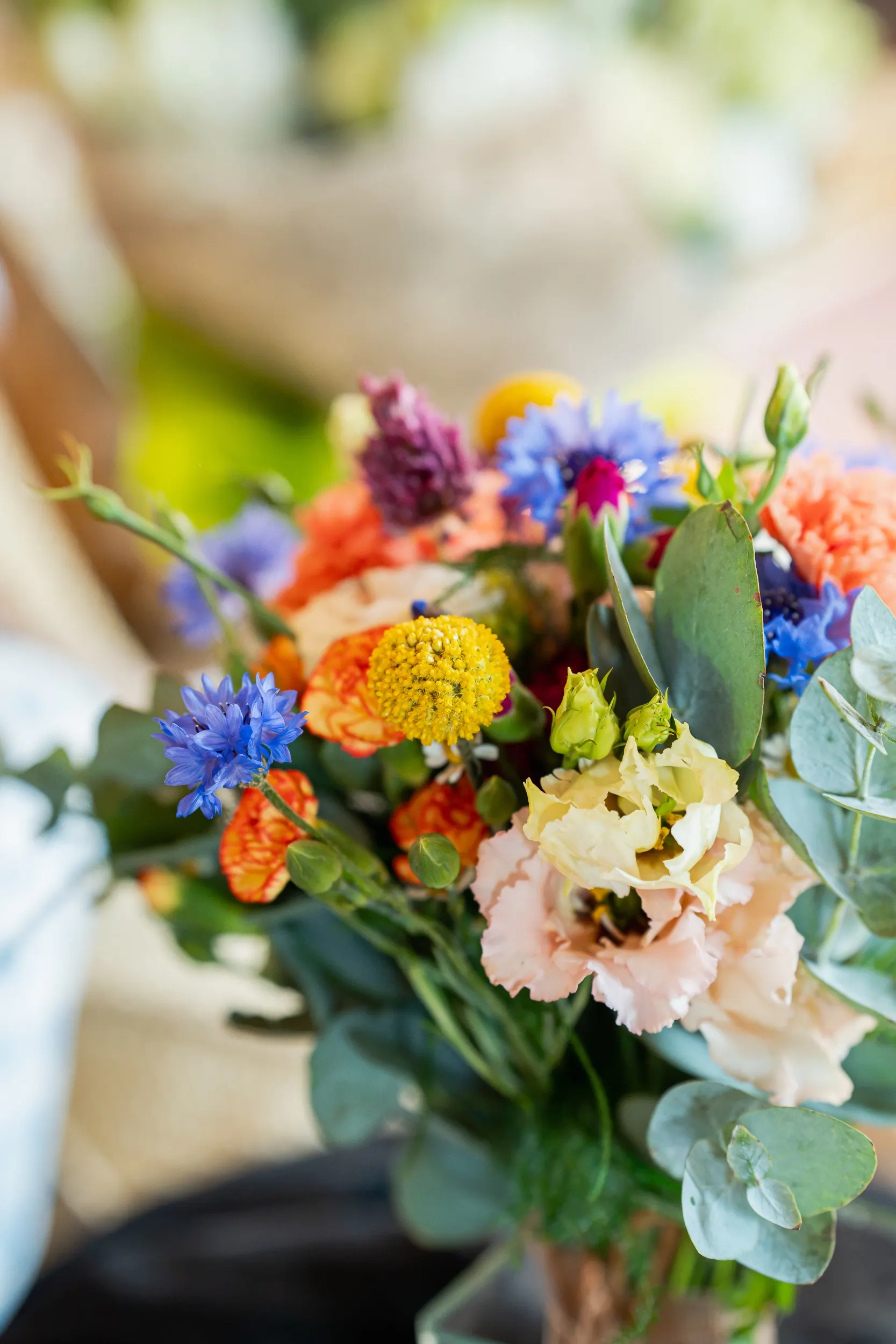 Le joli bouquet coloré de la mariée 